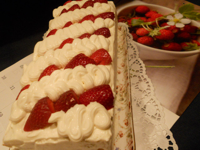 Tarta de crema pastelera, nata y fresas