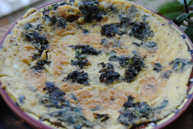 Tortilla de primavera con ortigas y vinagrera