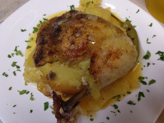 Pollo con patatas al horno estilo rústico