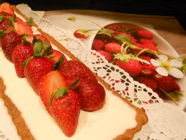 Tarta de panna cotta con fresas y albahaca