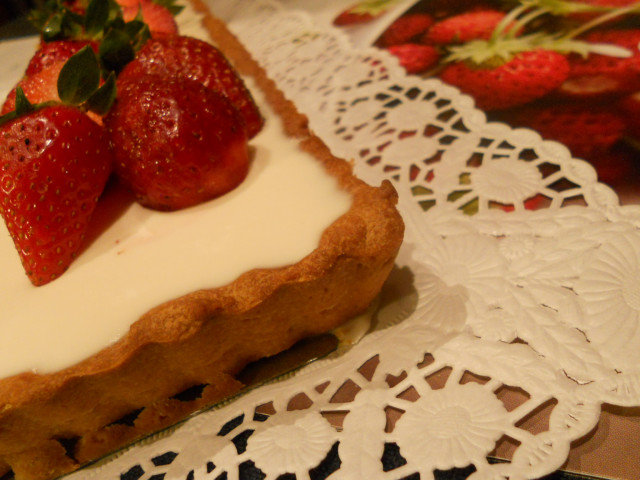 Tarta de panna cotta con fresas y albahaca