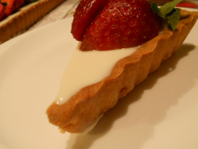 Tarta de panna cotta con fresas y albahaca