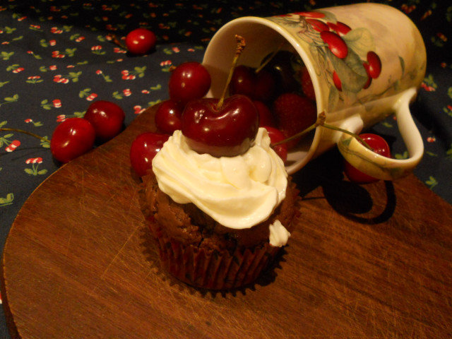 Cupcakes de chocolate con cerezas y queso crema