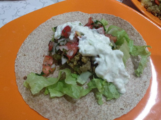 Burritos caseros con dos salsas