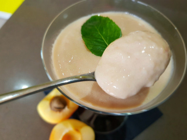 Helado de yogur con albaricoques