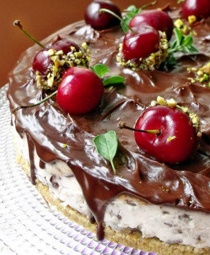 Cheesecake de cerezas con glaseado de chocolate