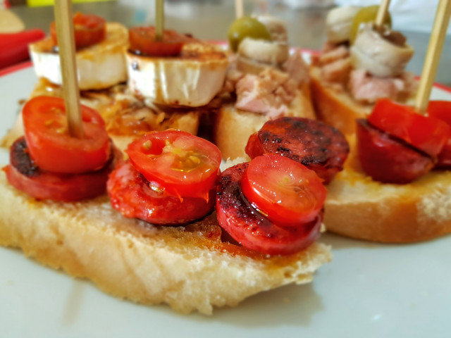 Pinchos y montaditos de aperitivo