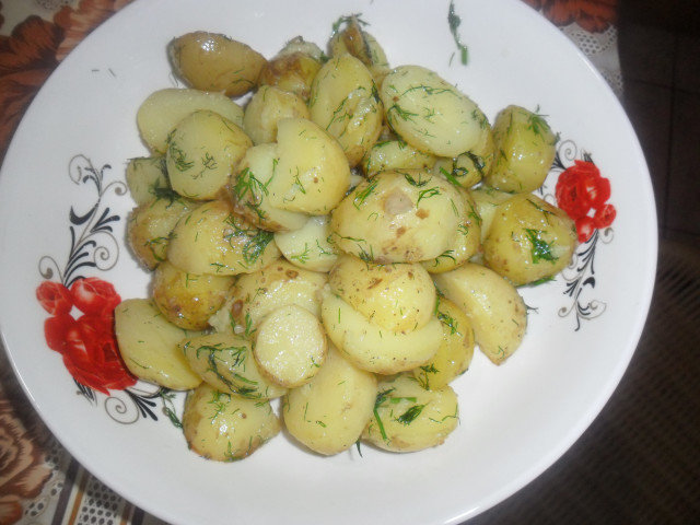 Patatas con eneldo y ajo