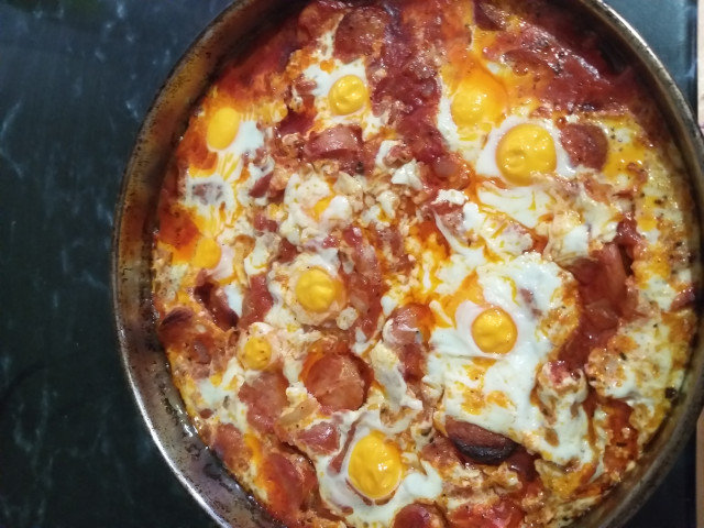 Cena rápida con longanizas y huevo