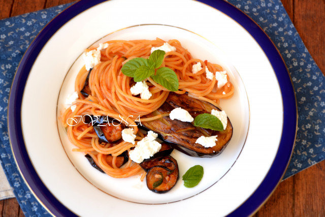 Espaguetis con berenjena frita y ricotta - casi a la Norma