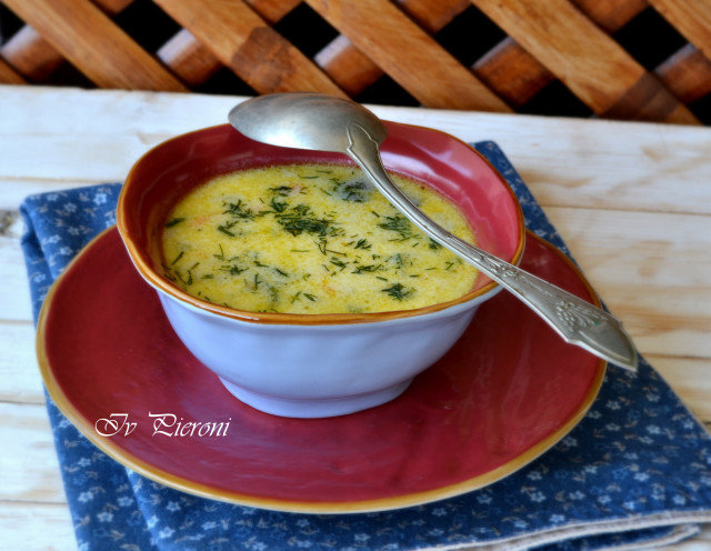 Sopa de calabacín, guisantes y queso