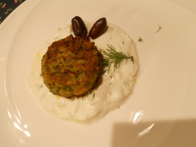 Tortitas de calabacín con guarnición de tzatziki