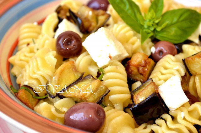 Pasta fría con berenjenas queso feta y aceitunas