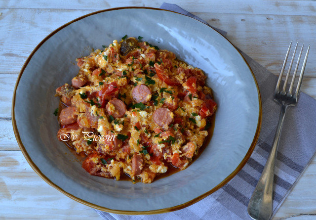 Huevos revueltos con salchicha alemana