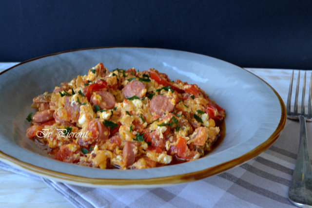 Huevos revueltos con salchicha alemana