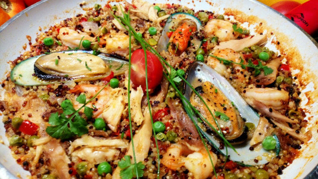 Paella de mariscos y quinoa