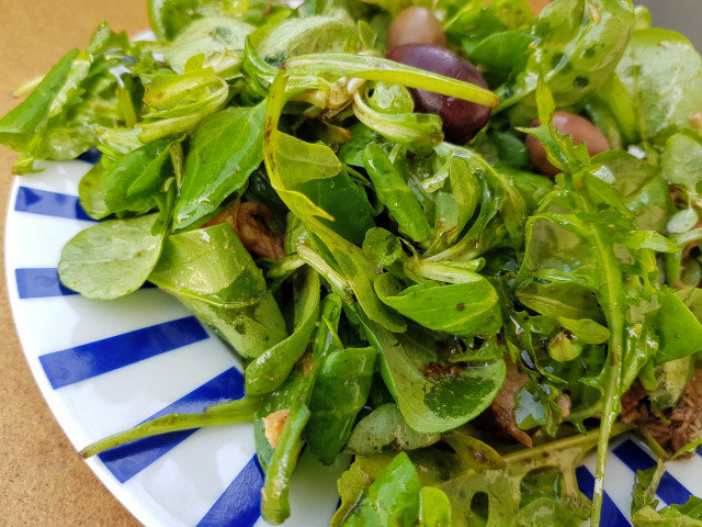 Ensalada fresca de canónigos, rúcula y espinacas baby