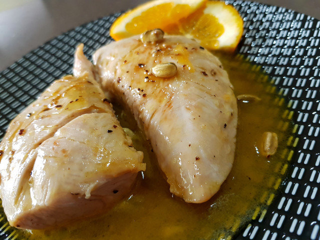 Pollo a la naranja en una sartén