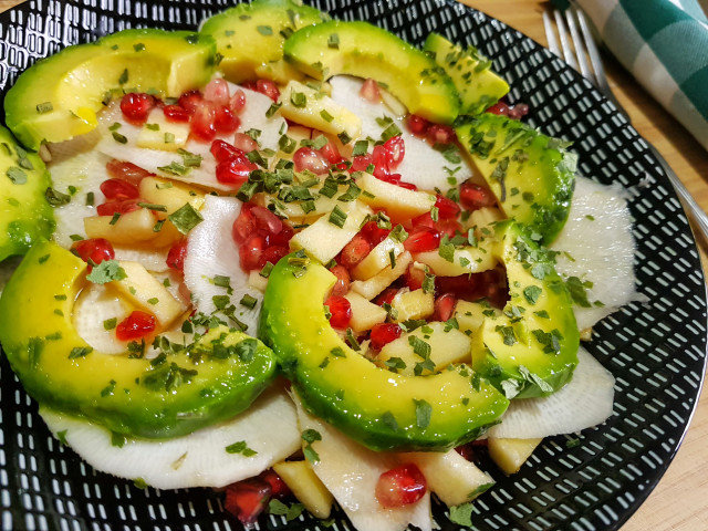 Ensalada nutritiva con granada y aguacate