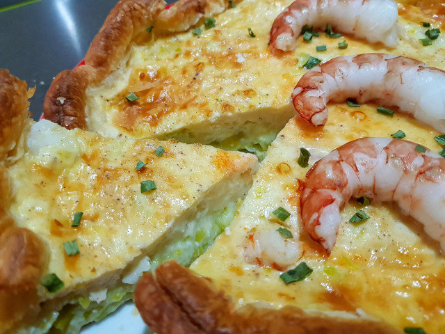 Tarta salada de puerros y gambas