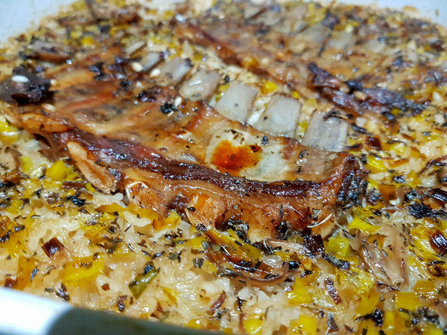 Churrasco de cordero al horno con arroz y champiñones
