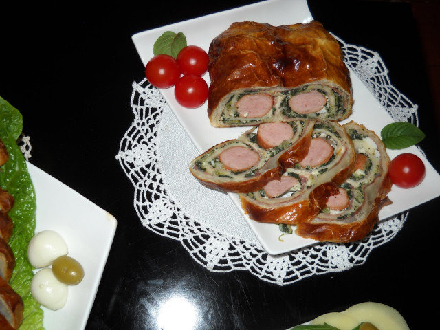 Rollo de hojaldre con salchichas y espinacas