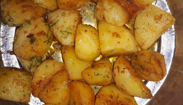 Patatas salteadas con eneldo y ajo