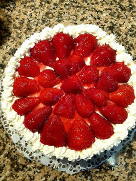 Tarta de nata con fresas y mascarpone