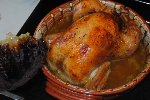 Pollo relleno de puerros y patatas al estilo rústico
