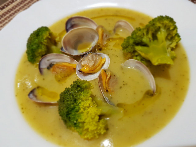 Sopa de puerros con almejas y brócoli