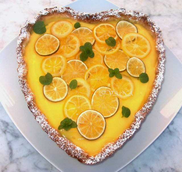 Crostata de limón en forma de corazón