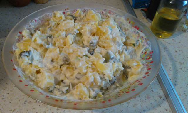 Ensalada de patata, pepinillos y mayonesa