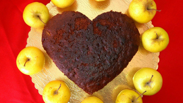 Pastel de manzana con glaseado para el día de San Valentín