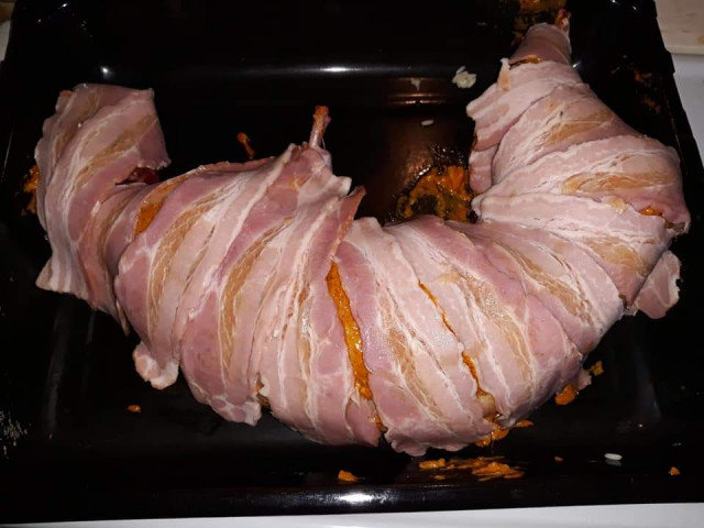 Conejo relleno envuelto en bacon