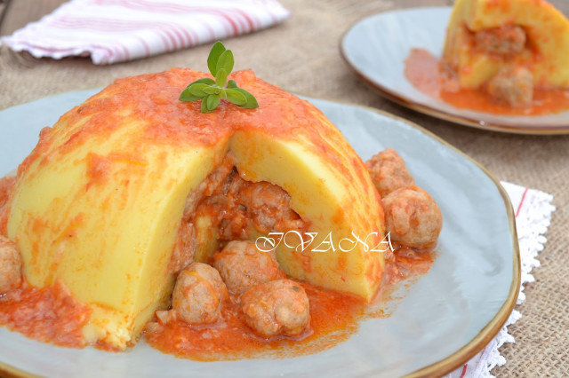 Cúpula de polenta con albóndigas