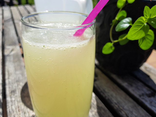 Bebida alcalina de limón, jengibre y menta