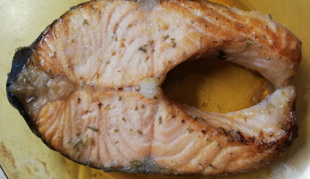 Rodajas de salmón al horno con salsa de soja suave