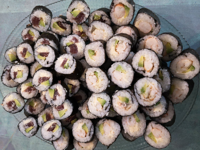 Sushi de salmón y langostinos