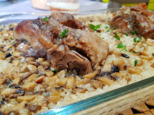 Codillo de cerdo con arroz y champiñones