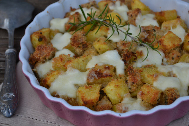 Patatas al horno con pechuga de pollo, pan rallado y mozzarella