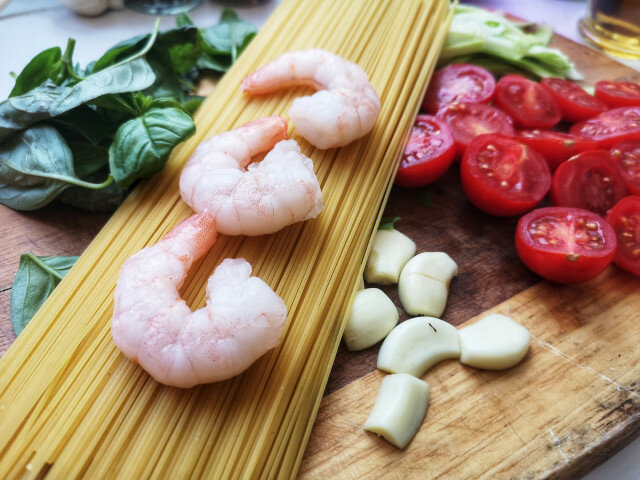 Espaguetis con gambas y pesto