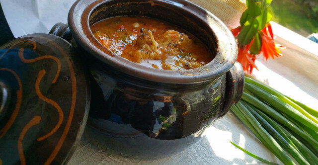 Costillas de cerdo con alubias en cazuela de barro