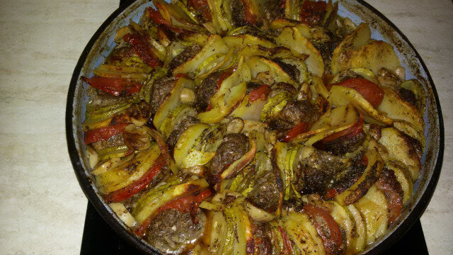 Albóndigas de carne con verduras al horno