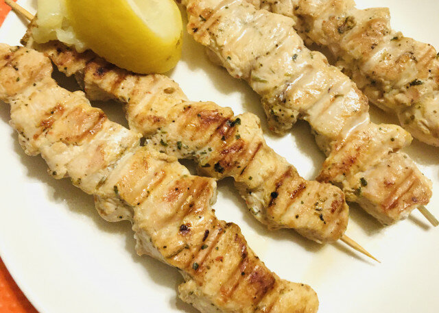 Brochetas de limón al estilo griego