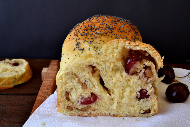 Brioche con cerezas y nueces