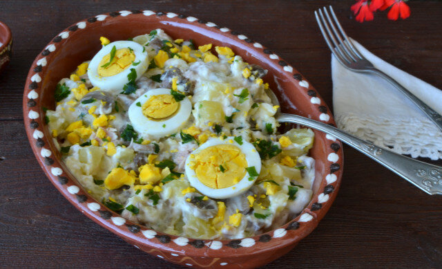 Ensalada de patatas con atún, champiñones y huevo