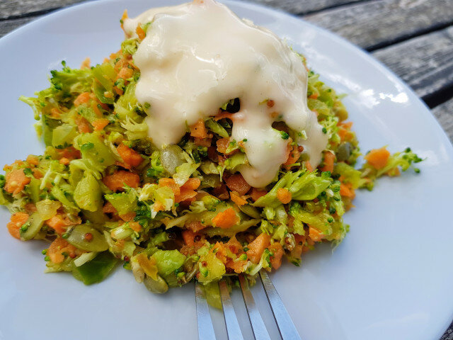 Ensalada vitamínica con brócoli y mayonesa de jengibre