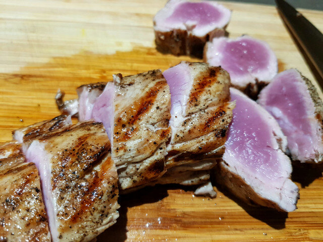 Solomillo de cerdo a la sartén grill con salsa de queso azul