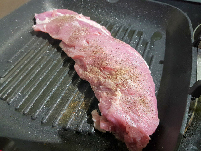 Solomillo de cerdo a la sartén grill con salsa de queso azul