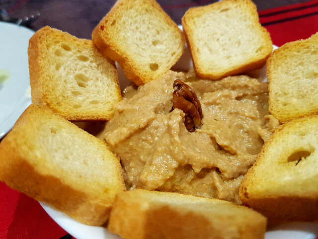 Estupendo aperitivo de untar con berenjena y ajo asado